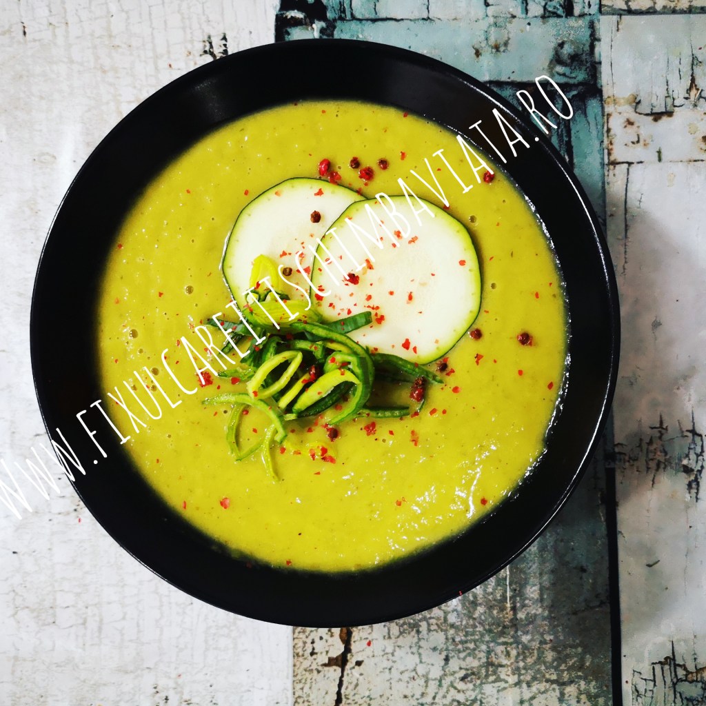 Propunerea de week-end! Supă cremă de praz și&nbsp;dovlecei